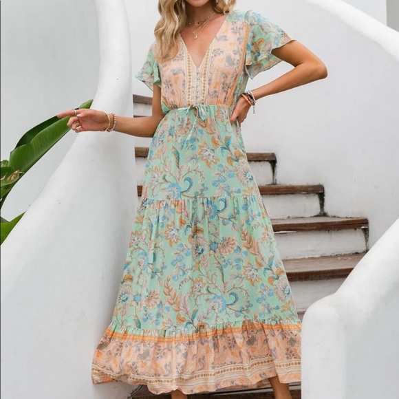 Butterfly sleeve dress - Picture 4 of 6